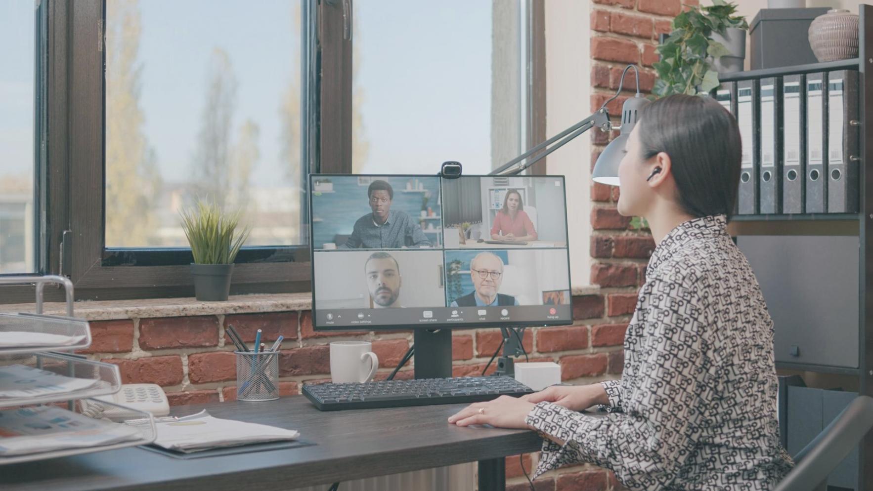 Sviluppatore al lavoro su progetti avanzati con multiple schermate di codice